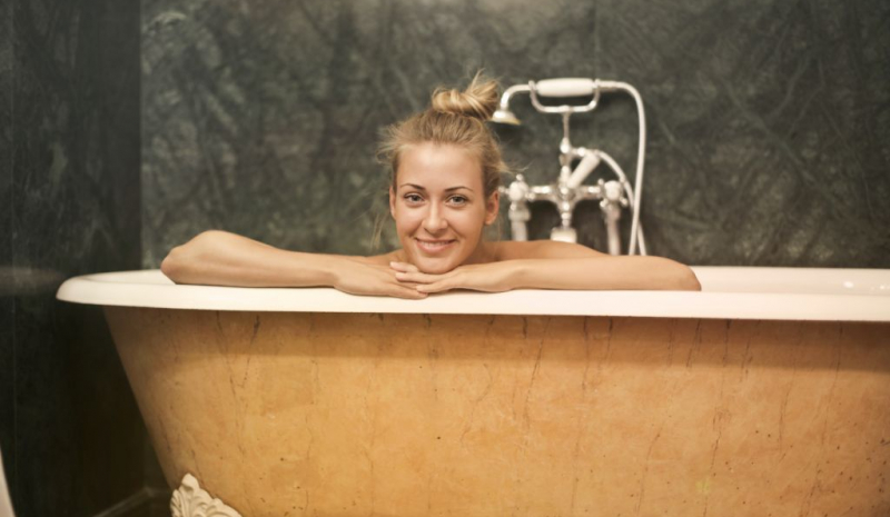 Bauchkrämpfe, Hautirritationen oder Entzündungen im Genitalbereich?  ▶️ Hier kann ein Bad mit Kamille wohltuend sein