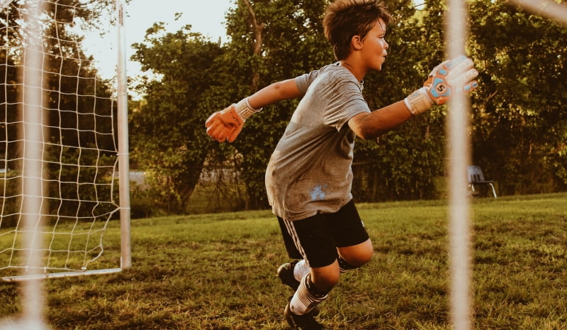 Junge beim Fußballspielen