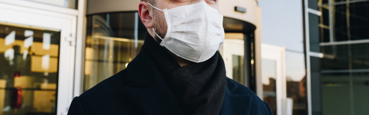 Mann mit Mund-Nasenschutz