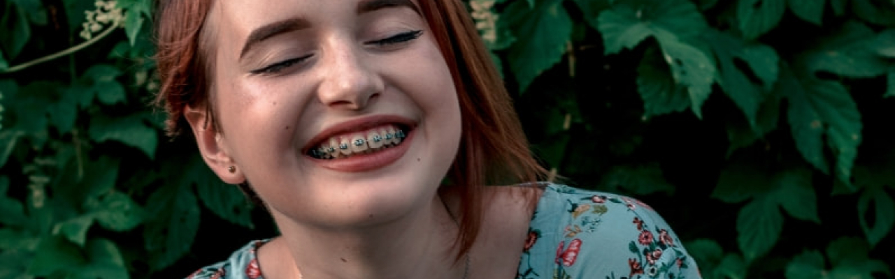 Lachendes Mädchen mit einer Zahnspange